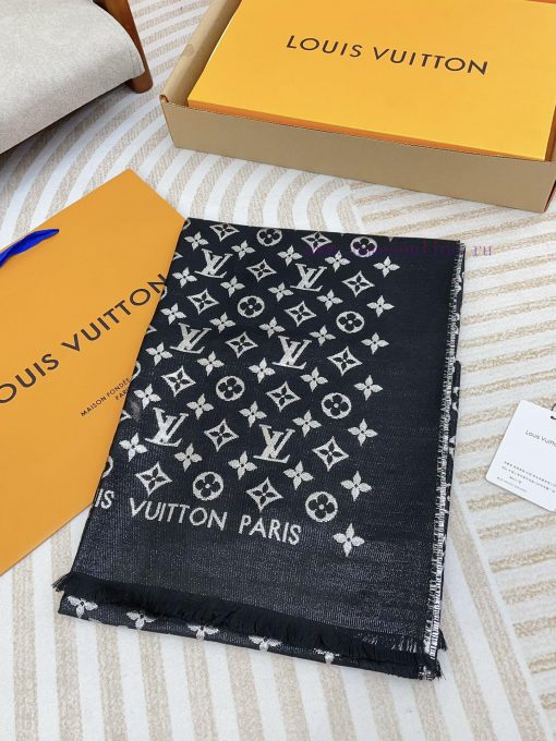 The classic LV gold and silver long scarf, which sells every year, really doesn't need too mliok2zf0 - Image 3