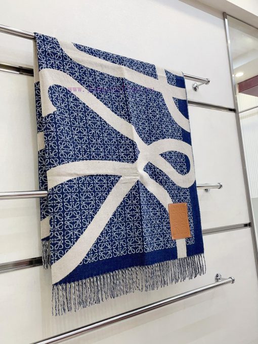 A secure C-position scarf 🧣 Super rare Loewe scarf, big logo, not too big, can be used as a argpt7v0 - Image 10