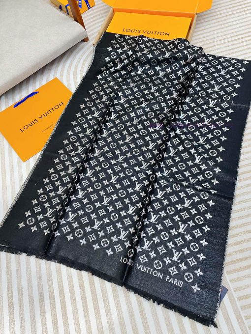 The classic LV gold and silver long scarf, which sells every year, really doesn't need too mliok2zf0 - Image 5