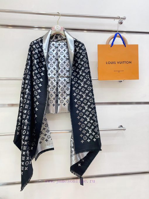 The classic LV gold and silver long scarf, which sells every year, really doesn't need too mliok2zf0 - Image 7