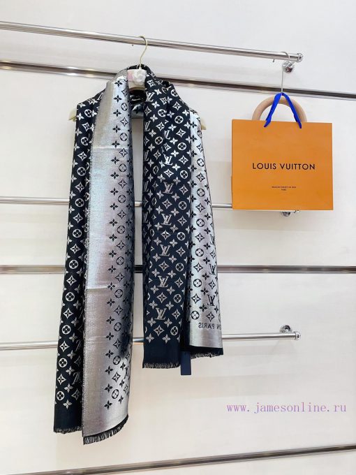 The classic LV gold and silver long scarf, which sells every year, really doesn't need too mliok2zf0 - Image 8