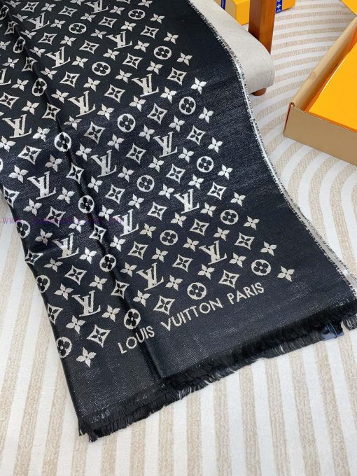 The classic LV gold and silver long scarf, which sells every year, really doesn't need too mliok2zf0 - Image 9