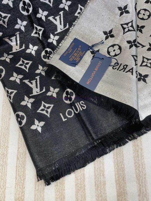 The classic LV gold and silver long scarf, which sells every year, really doesn't need too mliok2zf0 - Image 10