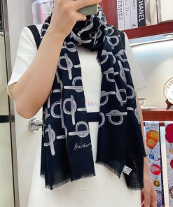 Burberry's latest logo printed cashmere scarf collection this year exudes a luxurious and norwo9fj60