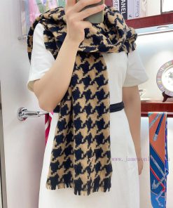 Dior's new super beautiful Qianniao scarf is highly recommended to buy with good texture. Di7v8dy0ma