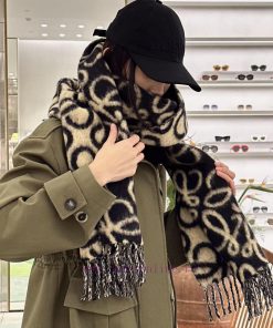 Loewe's new wool and mohair scarf is perfect for early autumn milk tea girls with a vintage n5q30zgp