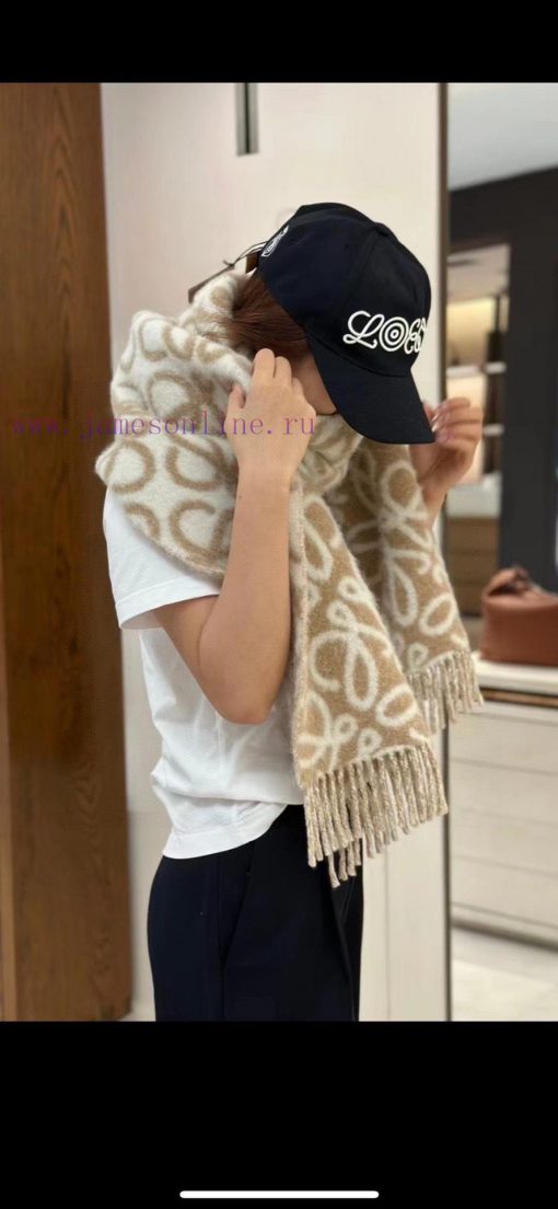 Loewe's new wool and mohair scarf is perfect for early autumn milk tea girls with a vintage 0h4vdr0q - Image 3