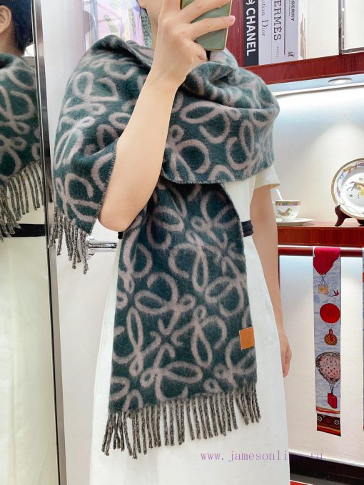 Loewe's new wool and mohair scarf is perfect for early autumn milk tea girls with a vintage fplabkc0