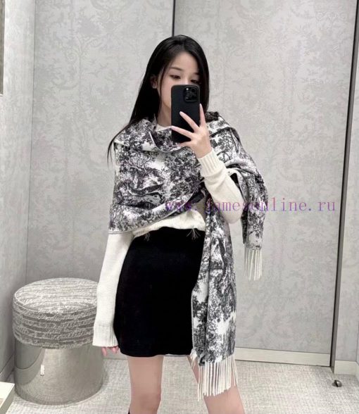 This Sauvage printed scarf reinterprets Dior's classic pattern with a carefully crafted blenmza9ypxz