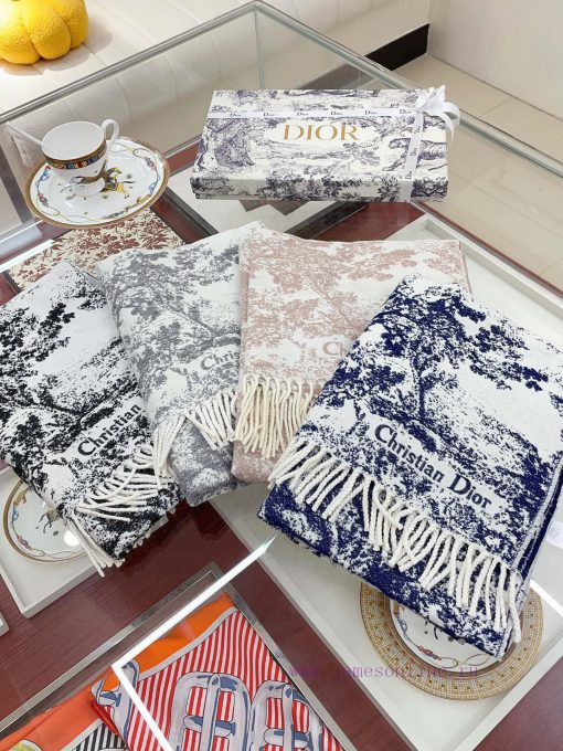 This Sauvage printed scarf reinterprets Dior's classic pattern with a carefully crafted blenmza9ypxz - Image 4