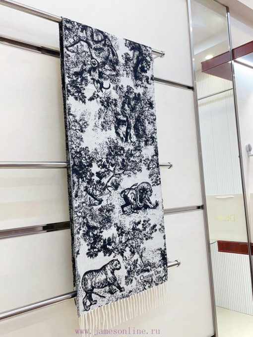 This Sauvage printed scarf reinterprets Dior's classic pattern with a carefully crafted blenmza9ypxz - Image 6