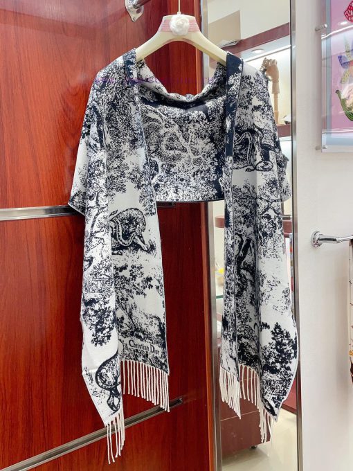 This Sauvage printed scarf reinterprets Dior's classic pattern with a carefully crafted blenmza9ypxz - Image 7