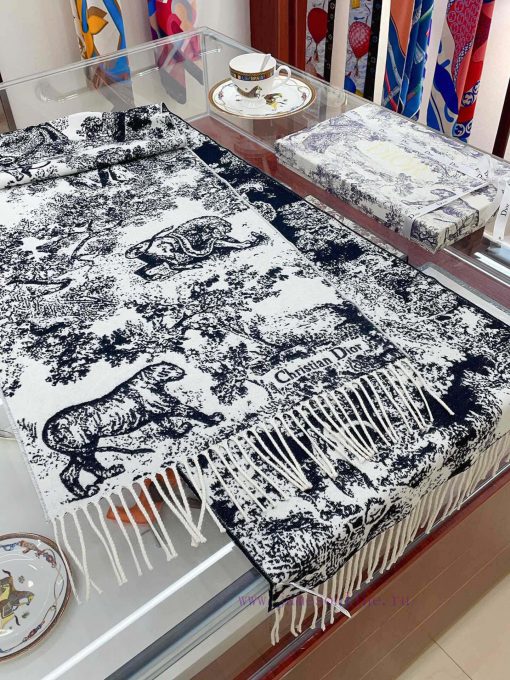 This Sauvage printed scarf reinterprets Dior's classic pattern with a carefully crafted blenmza9ypxz - Image 8