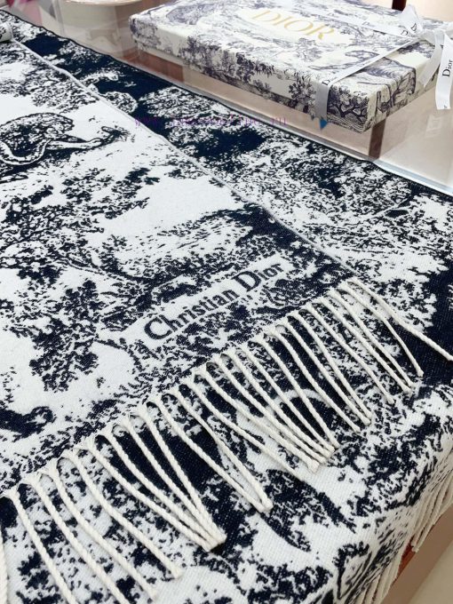 This Sauvage printed scarf reinterprets Dior's classic pattern with a carefully crafted blenmza9ypxz - Image 9