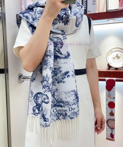 This Sauvage printed scarf reinterprets Dior's classic pattern with a carefully crafted blendfyrwtoj