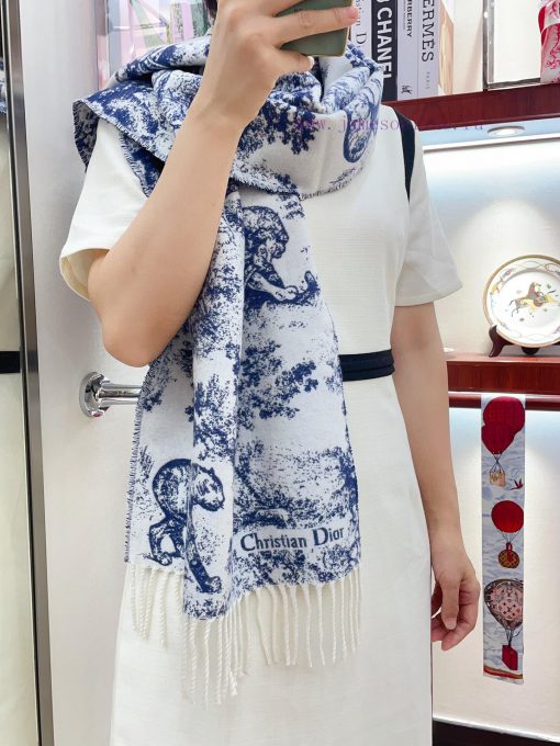 This Sauvage printed scarf reinterprets Dior's classic pattern with a carefully crafted blendfyrwtoj - Image 2