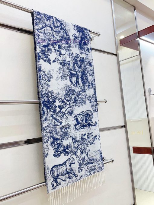 This Sauvage printed scarf reinterprets Dior's classic pattern with a carefully crafted blendfyrwtoj - Image 5