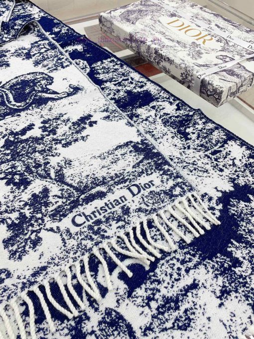 This Sauvage printed scarf reinterprets Dior's classic pattern with a carefully crafted blendfyrwtoj - Image 8