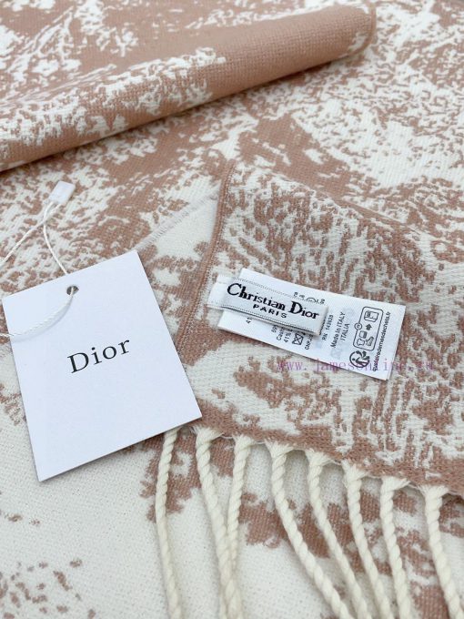 This Sauvage printed scarf reinterprets Dior's classic pattern with a carefully crafted blenevs069lh - Image 10