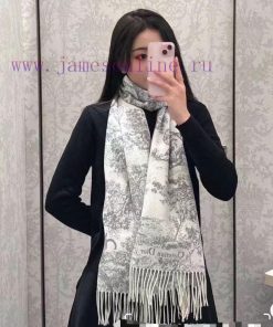 This Sauvage printed scarf reinterprets Dior's classic pattern with a carefully crafted blenapqmo4by