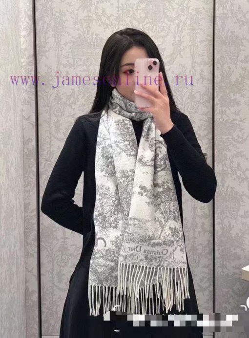 This Sauvage printed scarf reinterprets Dior's classic pattern with a carefully crafted blenapqmo4by