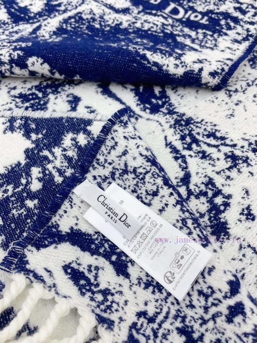 This Sauvage printed scarf reinterprets Dior's classic pattern with a carefully crafted blendfyrwtoj - Image 9