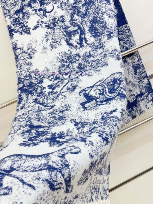 This Sauvage printed scarf reinterprets Dior's classic pattern with a carefully crafted blendfyrwtoj - Image 10