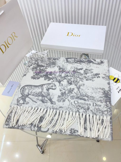 This Sauvage printed scarf reinterprets Dior's classic pattern with a carefully crafted blenapqmo4by - Image 6