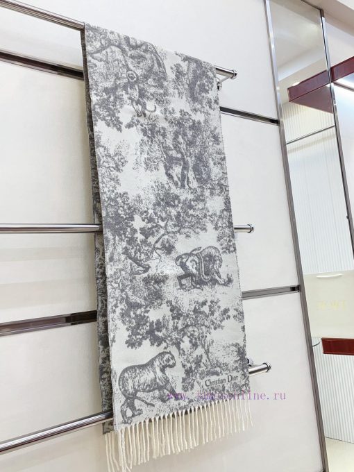 This Sauvage printed scarf reinterprets Dior's classic pattern with a carefully crafted blenapqmo4by - Image 7