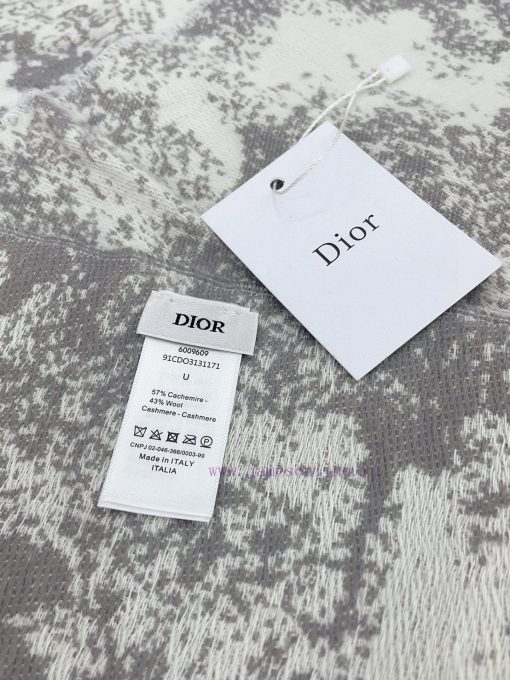 This Sauvage printed scarf reinterprets Dior's classic pattern with a carefully crafted blenapqmo4by - Image 10