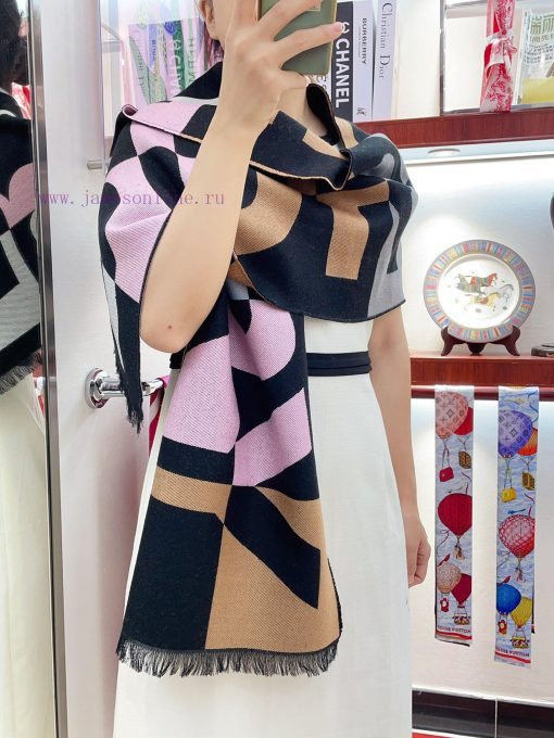 From the moment this Burberry shawl was released, it was almost impossible to wait for it fou2mf85lb - Image 2