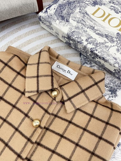 DIOR's latest double-sided cashmere cape, featuring a high neck and small lapel design that g189v52o - Image 5