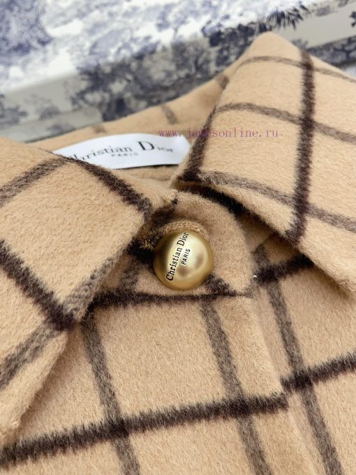 DIOR's latest double-sided cashmere cape, featuring a high neck and small lapel design that g189v52o - Image 6