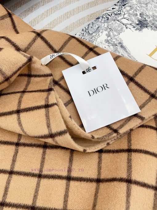 DIOR's latest double-sided cashmere cape, featuring a high neck and small lapel design that g189v52o - Image 8