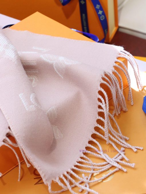 Phantom style latest LV official website synchronized metal wire double row logo wool scarf g7iq1d42 - Image 9