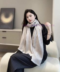 GUCCI long scarf is a simple and elegant dual color jacquard silk cashmere long scarf. It is0rbf38ha