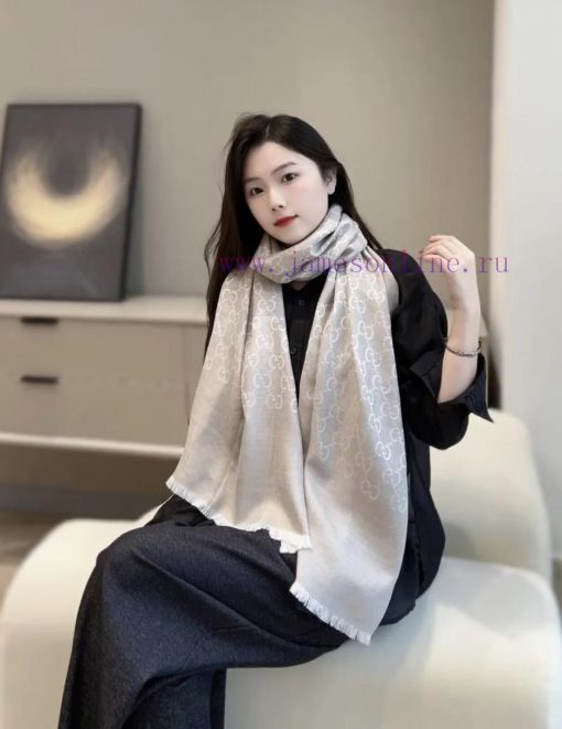 GUCCI long scarf is a simple and elegant dual color jacquard silk cashmere long scarf. It is0rbf38ha