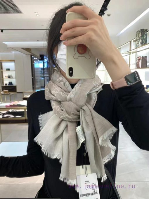 GUCCI long scarf is a simple and elegant dual color jacquard silk cashmere long scarf. It is0rbf38ha - Image 3