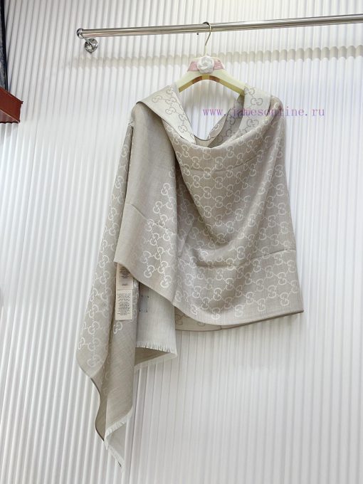 GUCCI long scarf is a simple and elegant dual color jacquard silk cashmere long scarf. It is0rbf38ha - Image 8