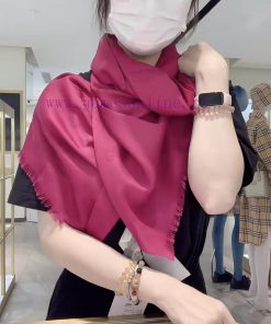 GUCCI long scarf is a simple and elegant dual color jacquard silk cashmere long scarf. It isgf9of1wj