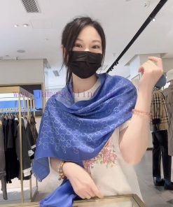 GUCCI long scarf is a simple and elegant dual color jacquard silk cashmere long scarf. It isejwoumyx