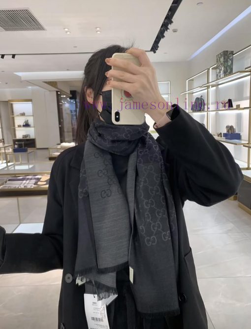 GUCCI long scarf is a simple and elegant dual color jacquard silk cashmere long scarf. It isz7pubdbr - Image 2
