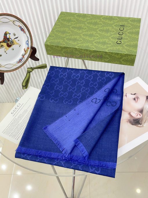 GUCCI long scarf is a simple and elegant dual color jacquard silk cashmere long scarf. It isejwoumyx - Image 4
