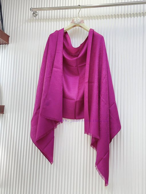 GUCCI long scarf is a simple and elegant dual color jacquard silk cashmere long scarf. It isgf9of1wj - Image 6
