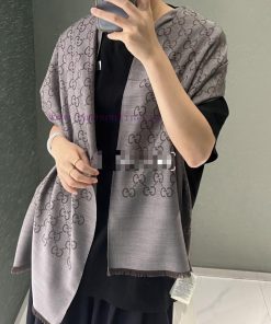 GUCCI long scarf is a simple and elegant dual color jacquard silk cashmere long scarf. It is60s8rh5a