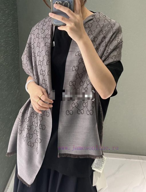 GUCCI long scarf is a simple and elegant dual color jacquard silk cashmere long scarf. It is60s8rh5a - Image 2