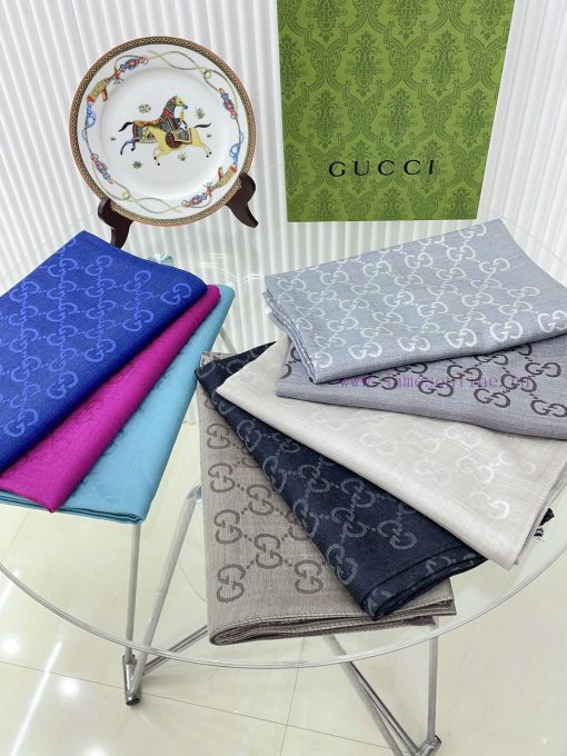 GUCCI long scarf is a simple and elegant dual color jacquard silk cashmere long scarf. It is60s8rh5a - Image 3