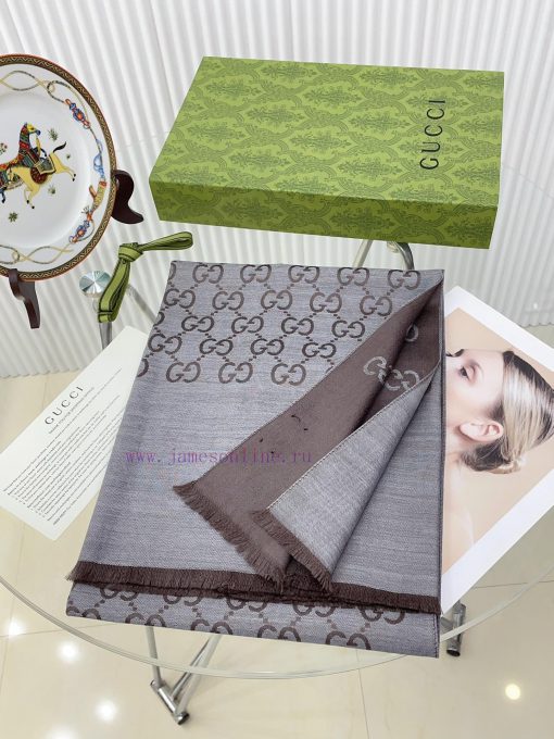 GUCCI long scarf is a simple and elegant dual color jacquard silk cashmere long scarf. It is60s8rh5a - Image 4