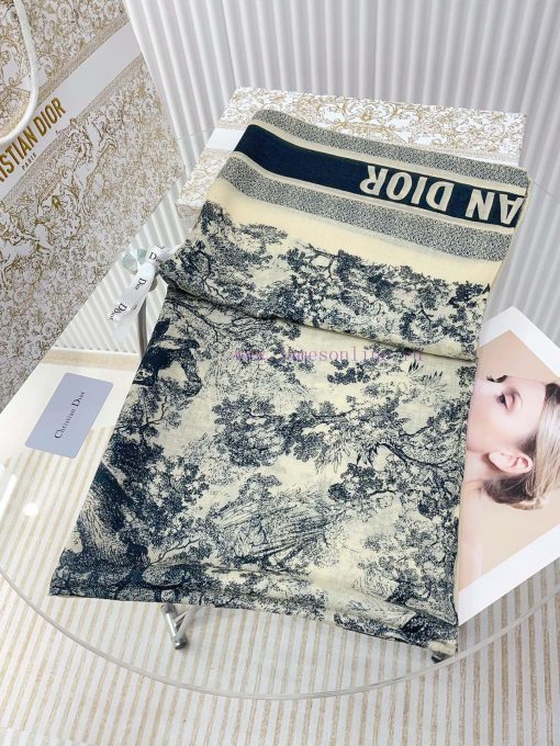 Dior's latest flagship product, the D animal model, is a 140 square scarf that is very easy sfxf32ey - Image 4