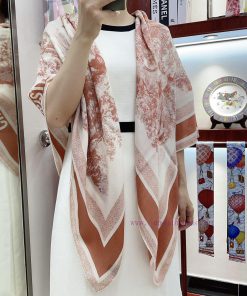 Dior's latest flagship product, the D animal model, is a 140 square scarf that is very easy 5s3ahxie